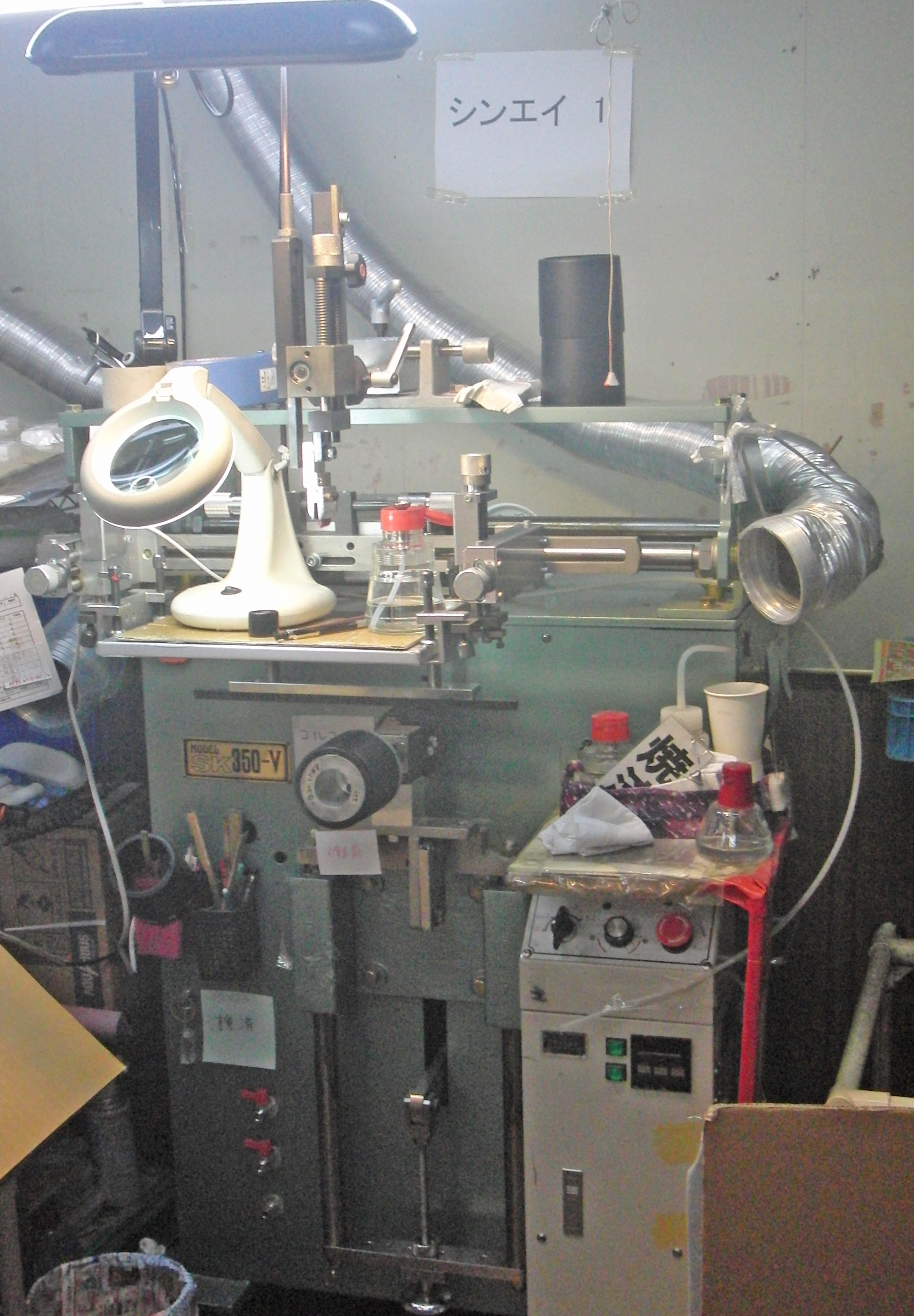 新栄製の曲面用スクリーン印刷機